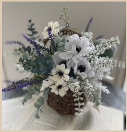 涼しげなグリーンとお花のバスケットフラワーの写真