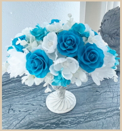 コバルトブルーローズアレンジの写真